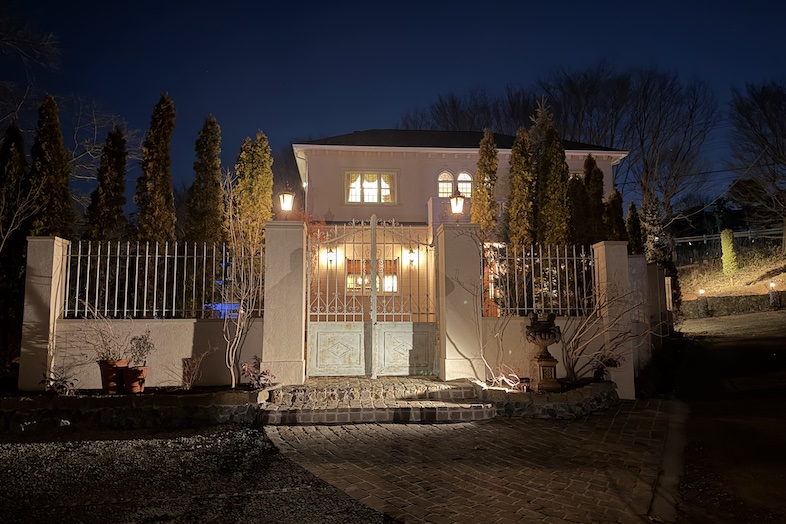 英国洋館スタジオ 地球屋｜夜の外観