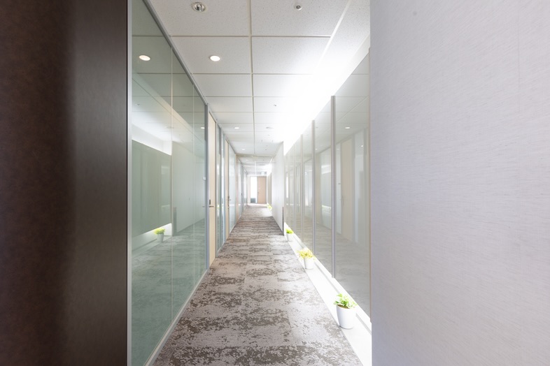 The Executive Centre セルリアンタワー｜白壁と直線照明が続く廊下は、緊張感のあるエグゼクティブの登場シーンや移動カットに最適