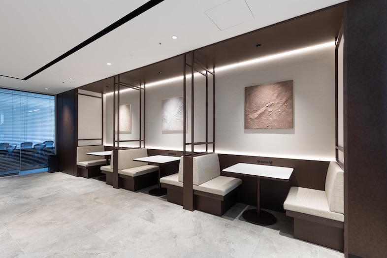 The Executive Centre セルリアンタワー｜半個室ブースが連なるラウンジは商談・控室・カジュアルミーティングなどの撮影が可能