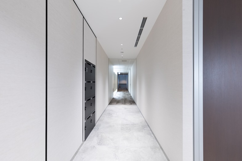 The Executive Centre セルリアンタワー｜人物の歩きカットやワンカット演出に最適な直線廊下