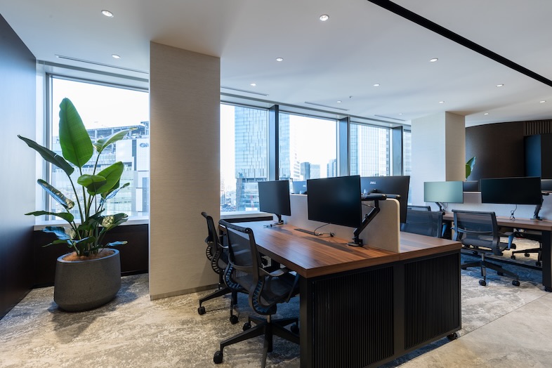 The Executive Centre セルリアンタワー｜自然光が入る執務スペースは、IT企業や外資系オフィスの業務風景撮影に最適