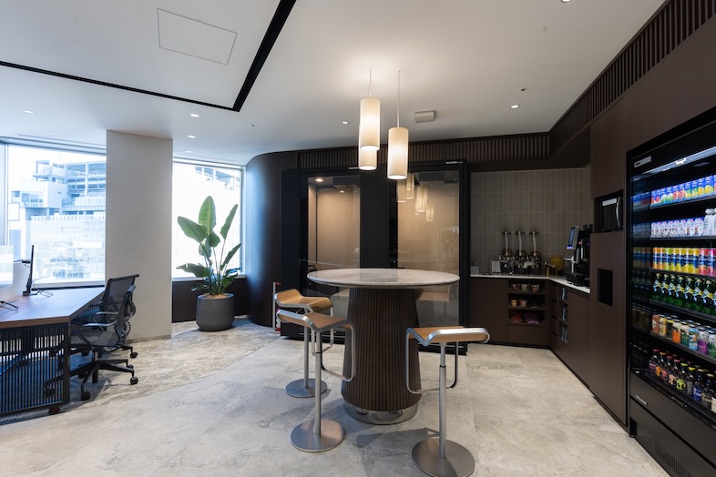 The Executive Centre セルリアンタワー｜飲み物を片手に同僚やチームでのブレイクスルーや談笑シーンに