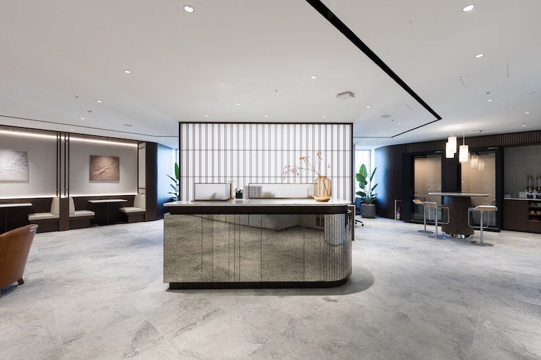 The Executive Centre セルリアンタワー｜受付カウンターを正面に捉えた構図