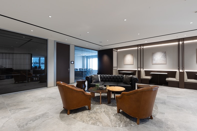 The Executive Centre セルリアンタワー｜天高でソファと照明の配置が美しい空間は、経営者インタビューや対談撮影などの上質な画作りに最適