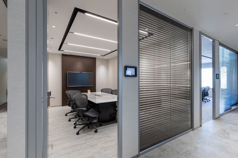 The Executive Centre セルリアンタワー｜ガラス越しの抜けが閉塞感のないボードルームの演出を可能に