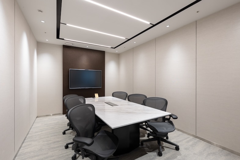 The Executive Centre セルリアンタワー｜シンプルな個室は少人数会議のシーン撮影に最適