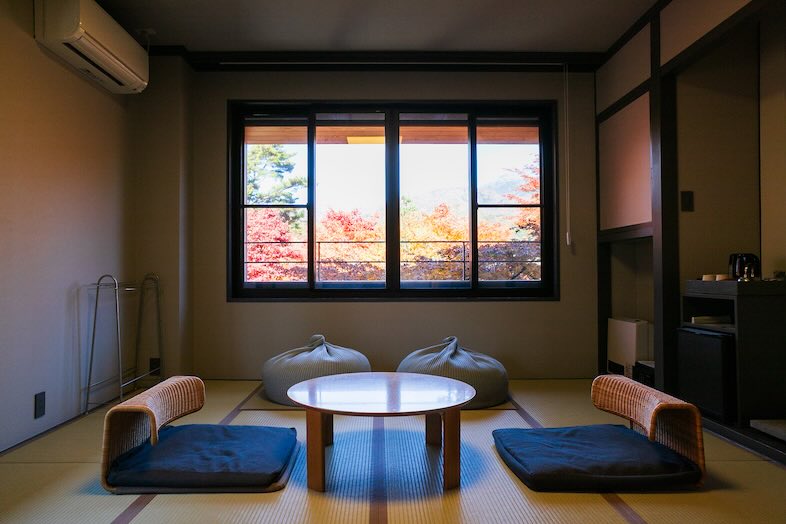 TINY GARDEN 蓼科 URBAN RESEARCH DOORS｜【本館ロッジ客室】和モダンで落ち着いた空間は対談やインタビューに最適