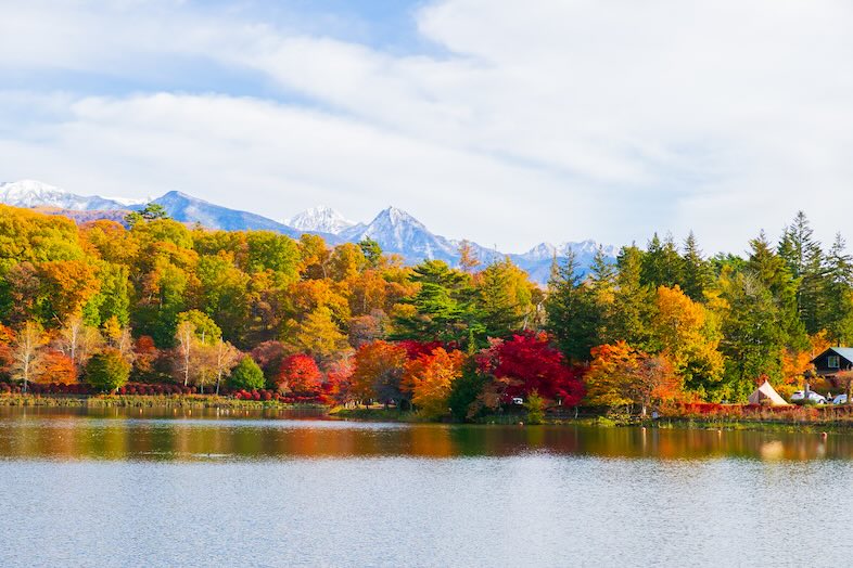 TINY GARDEN 蓼科 URBAN RESEARCH DOORS｜湖と山並みを背景に、四季の変化を活かしたロケ撮影が成立
