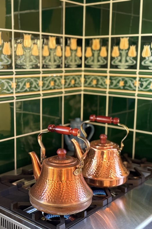 英国洋館スタジオ 地球屋｜【ヴィクトリアサロン】英国から輸入した植物をモチーフにしたタイルを贅沢に使用