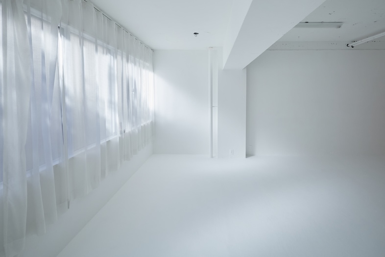 ライカムスタジオ｜レース越しのサイド光が美しい空間