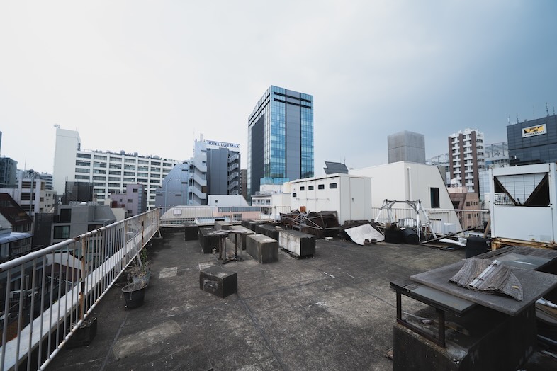 YUKUIDO KOBO｜【RF】建物の高さを活かした俯瞰気味の構図はMVや広告撮影で印象的なカットが狙える