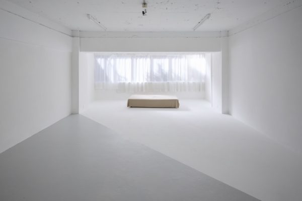 白とグレーのツートンカラーと自然光が魅力の西側ルーム全景