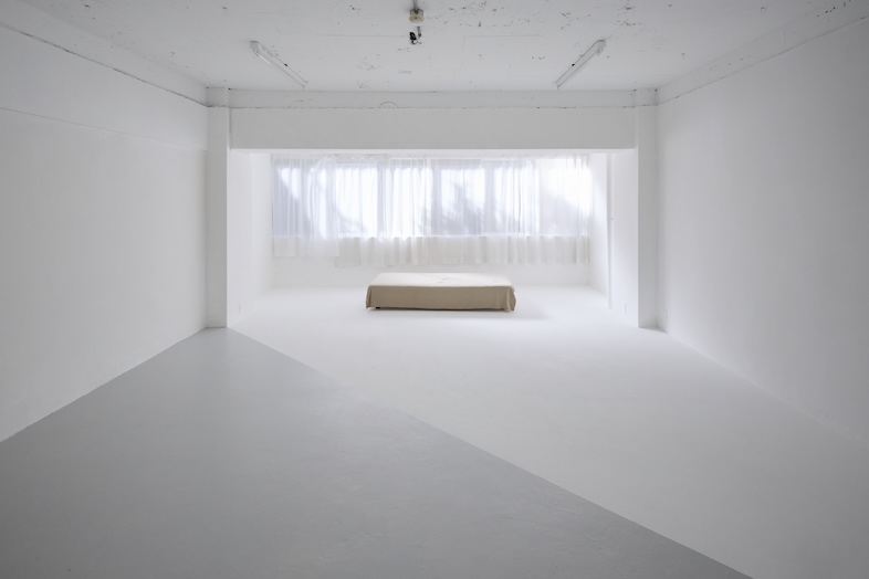 ライカムスタジオ｜白とグレーのツートンカラーと自然光が魅力の西側ルーム全景