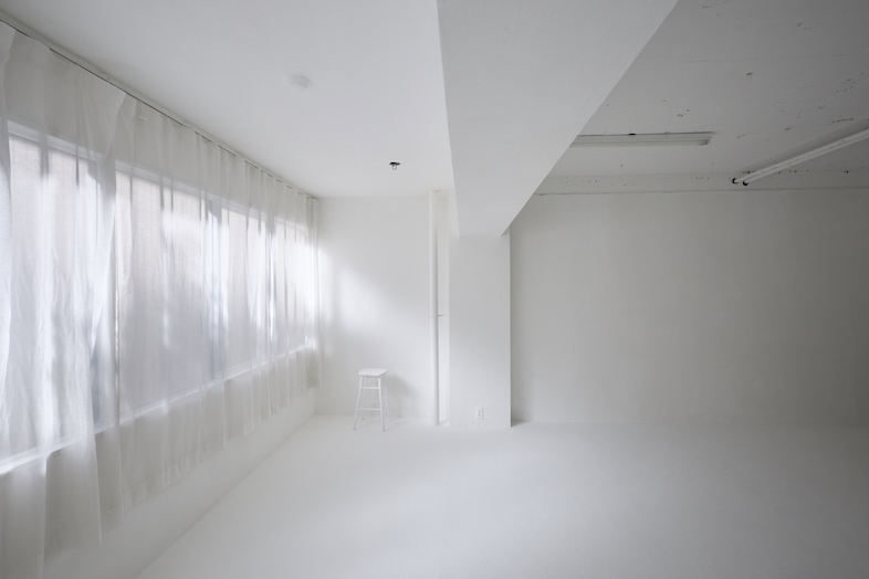 ライカムスタジオ｜天井まで抜けた白空間
