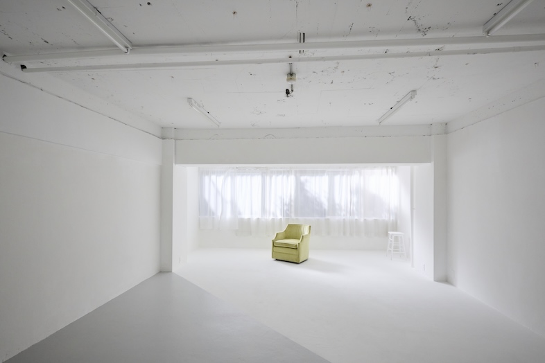 ライカムスタジオ｜奥行きのある構図は、モデルの立ち位置を変えるだけで印象を切り替えられます