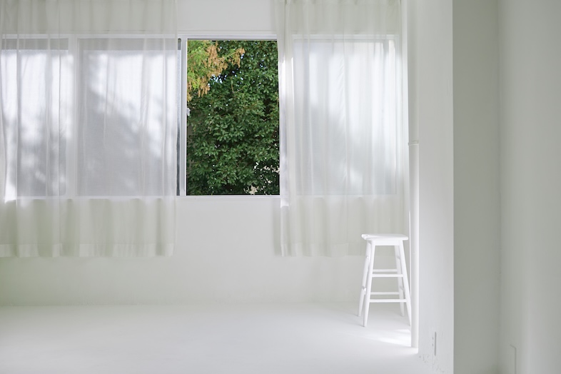 ライカムスタジオ｜窓越しに見えるグリーンが、白空間に自然なアクセントをプラス