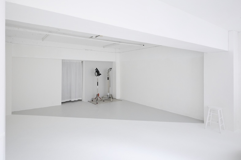 ライカムスタジオ｜奥行きのあるツートンカラーの空間は、歩きカットや動きのある演出にもフィット