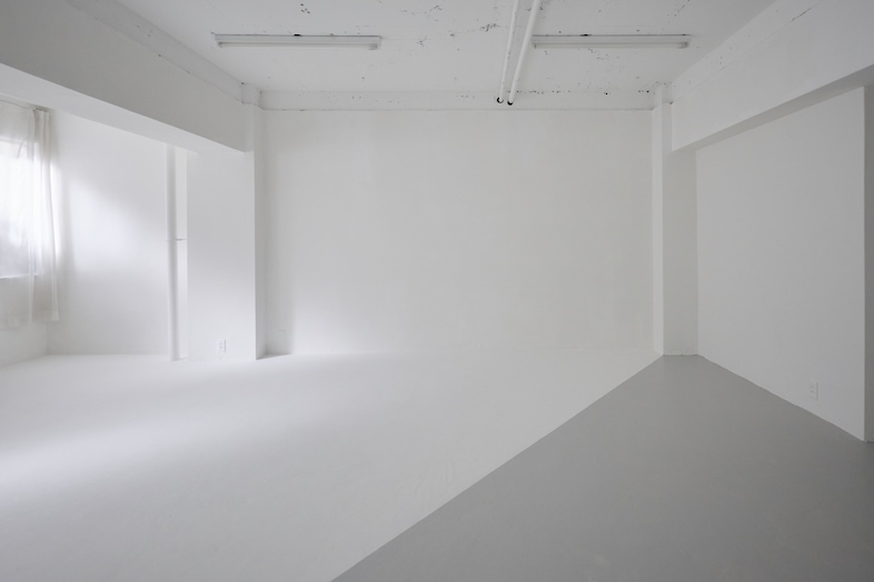 ライカムスタジオ｜白とグレーのツートンカラー、自然光が魅力のスタジオ