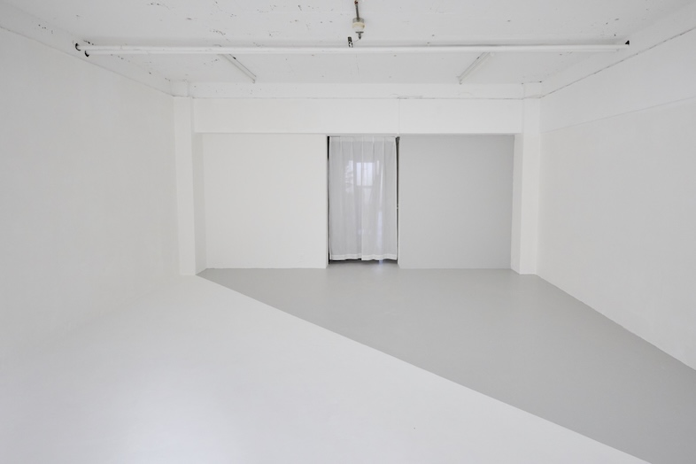 ライカムスタジオ｜白とグレーのツートンカラー、自然光が魅力のスタジオ