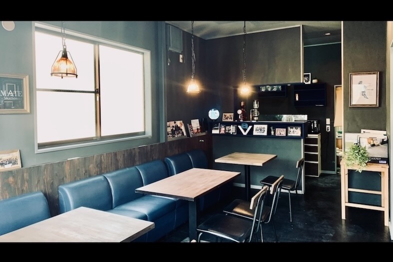 RIMATE A Studios｜【カフェ】ウッドと青を基調としたカフェスペース