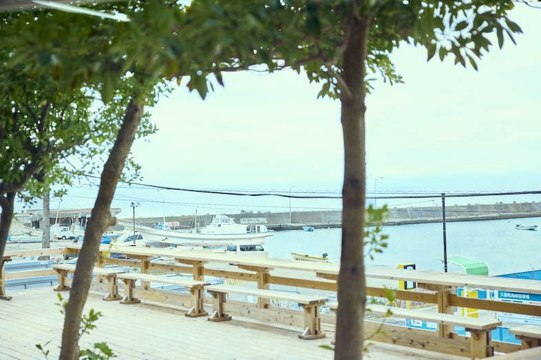 Studio Hanatombo｜【ウッドデッキ】木陰と海を同時に収められる画角