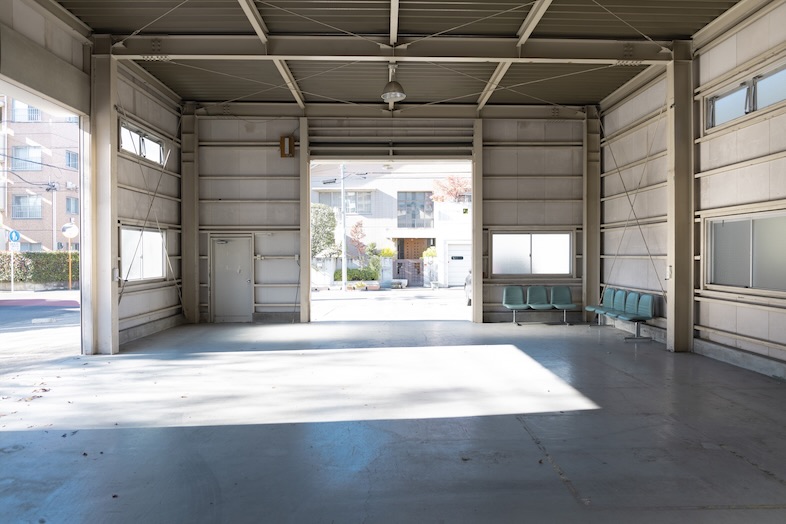 fluct｜【室内】天井構造まで写し込めば倉庫らしさを強調するカットも撮れる