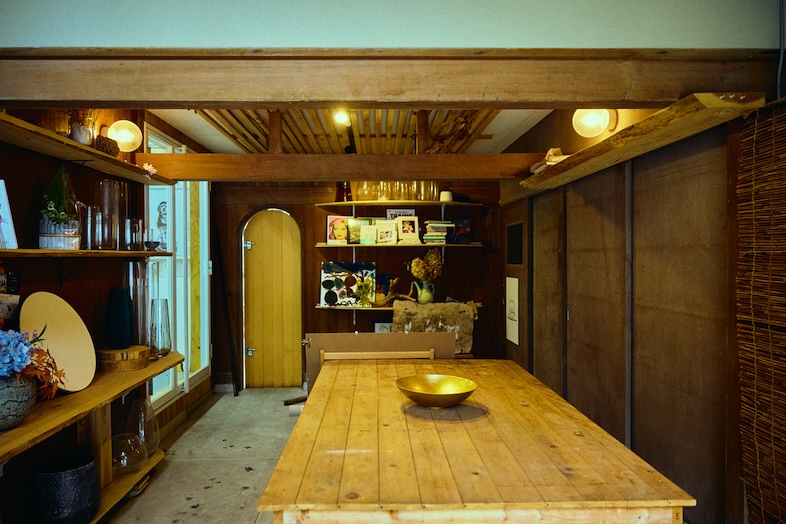 Studio Hanatombo｜【室内】風情ある古民家の梁と木の質感を活かしたリノベーション家屋
