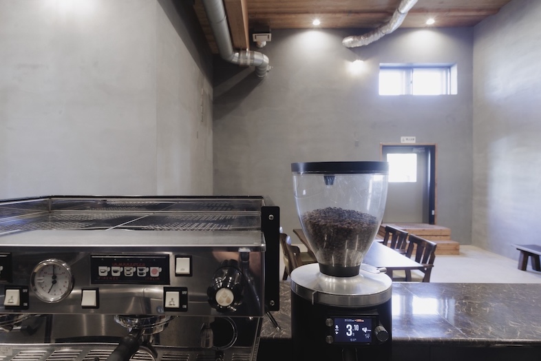 JF KUGENUMA STUDIO｜【室内】エスプレッソマシンが映えるキッチン内