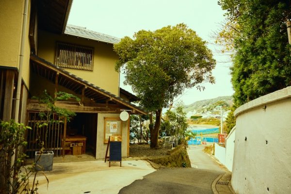 【玄関】玄関正面に自然と海が入り込む画角はレア