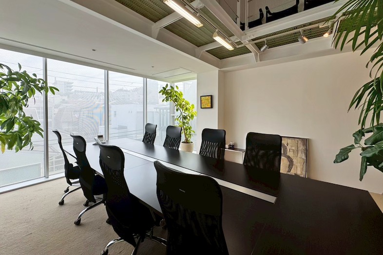 中目黒スタジオ｜【3階応接スペース】会議や商談などビジネスシーンの撮影に最適