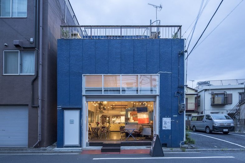 +h café / アッシュカフェ｜青い外壁が印象的な外観