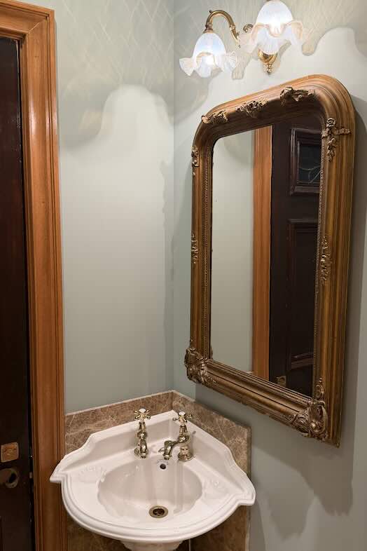 英国洋館スタジオ 地球屋｜【1F 洗面台】アンティーク感を活かしたビューティー撮影や、上質な暮らしを描く広告カットに