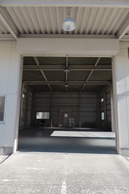 fluct｜【室内】天井高5m、高さ4mの大きな2面のシャッターのある倉庫スタジオ
