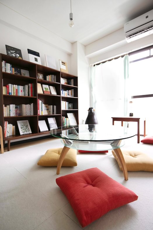 スタジオおざぶ｜自然光が回り込む洋室リビングは、本に囲まれた暮らしのシーン撮影に