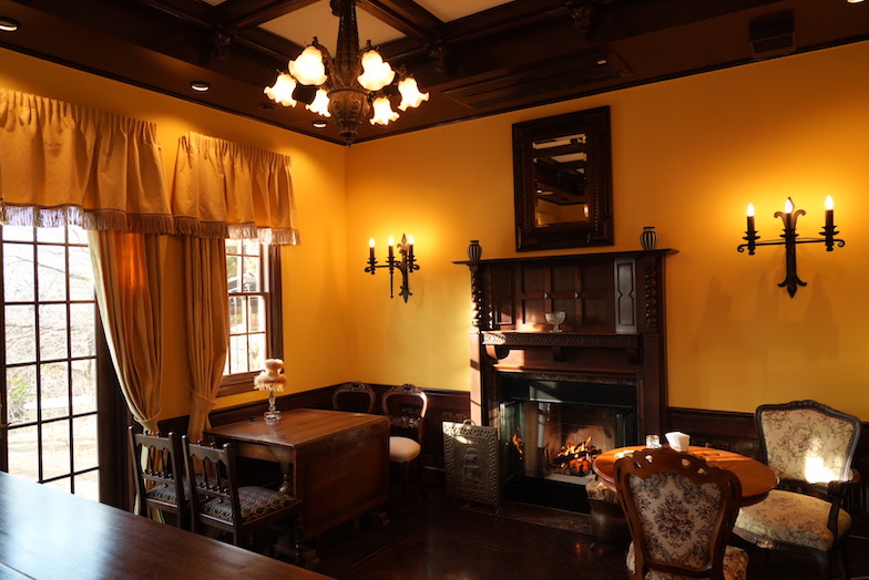 英国洋館スタジオ 地球屋｜【ヴィクトリアサロン】カウンターからのぞく暖炉は、唯一無二のリアリティを撮影に加えます