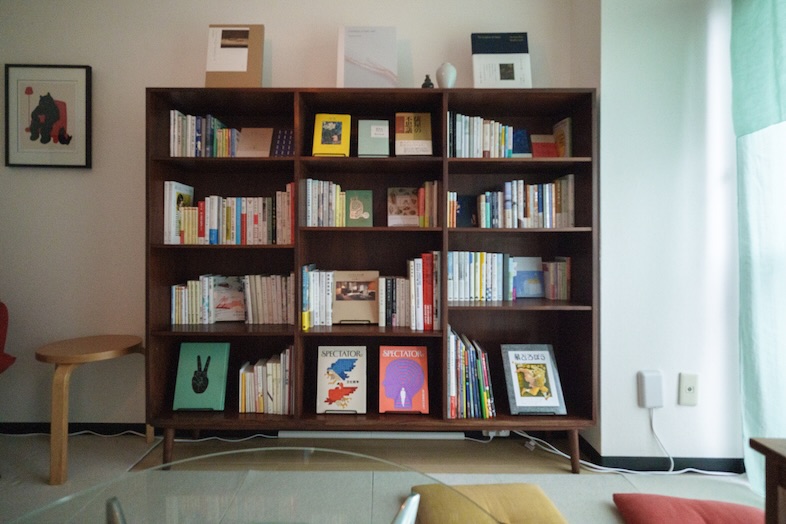 スタジオおざぶ｜本棚全景