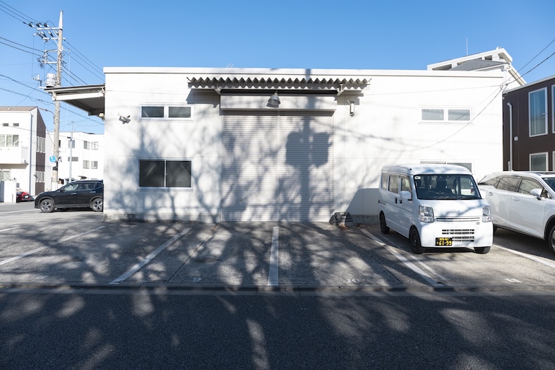 fluct｜【外観】駐車場と建物を一体で捉えれば、車両絡みの撮影にもフィット