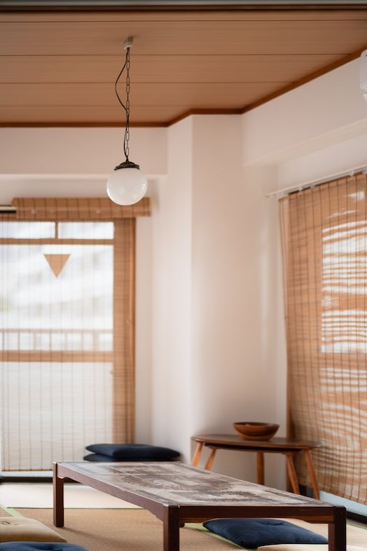 スタジオおざぶ｜天井とすだれ、南向きの自然光が印象的な和室