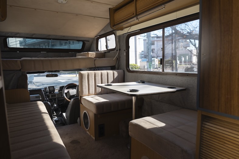 fluct｜【キャンピングカー】自然光が差し込む車内は人物撮影や動画撮影にも最適