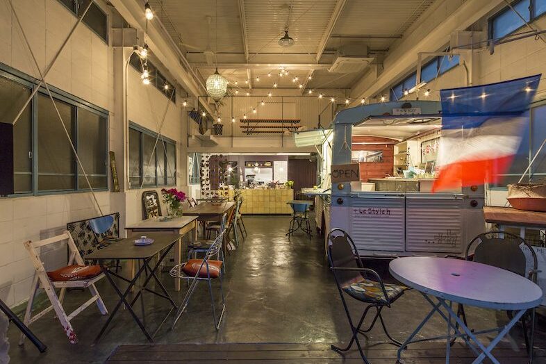 +h café / アッシュカフェ｜灯りが灯る温かみのある夜の店内