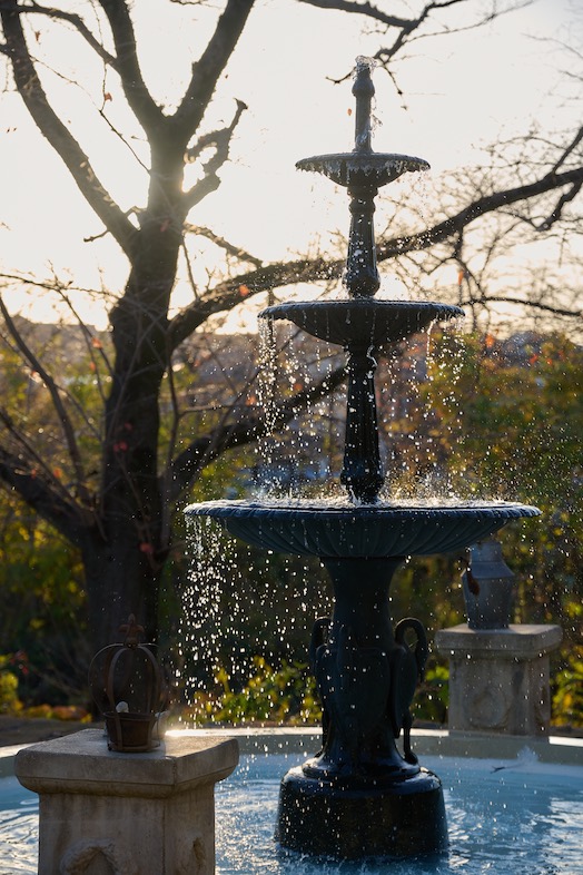 英国洋館スタジオ 地球屋｜桜並木を背景に撮影可能な三段式噴水