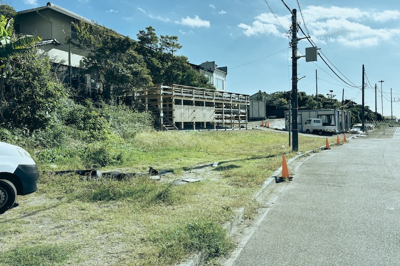 Studio Hanatombo｜【外観】周囲の自然と溶け込むロケーション※空きスペースは駐車可能