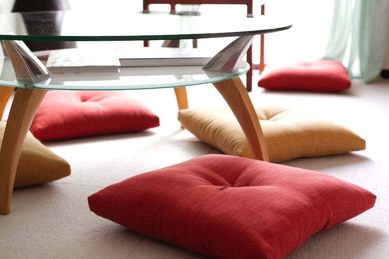 スタジオおざぶ｜ライフスタイルカットを彩る一点ものの家具とクッション