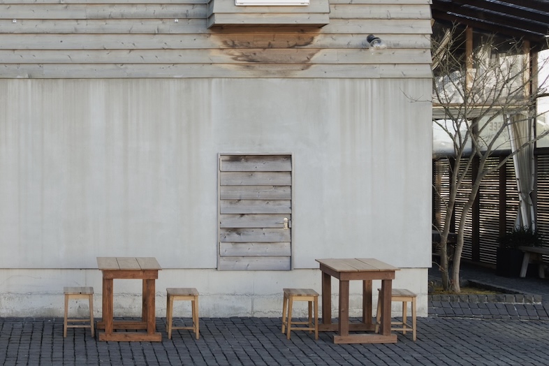 JF KUGENUMA STUDIO｜【入り口付近】海外ロケのようなシーン撮影も可能なテラス