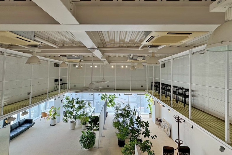 中目黒スタジオ｜【3階応接スペース】吹き抜けと高天井を活かした構図など俯瞰撮影も可能