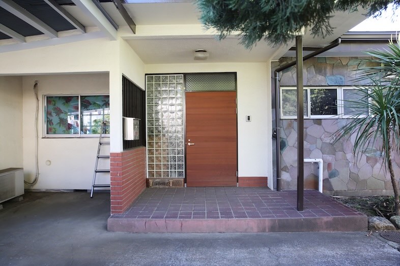 トンボハウススタジオ｜【玄関】玄関まわりは、住宅ドラマや家族設定の導入シーンに最適