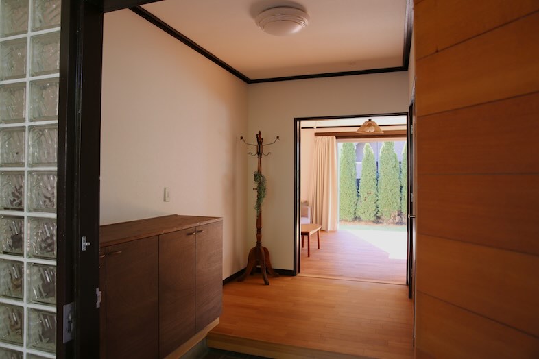 トンボハウススタジオ｜【玄関】米軍ハウスらしい直線的な玄関動線