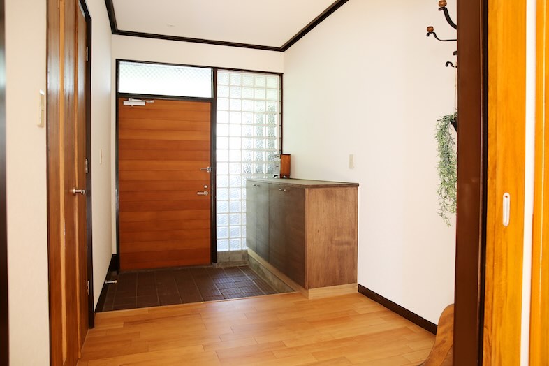 トンボハウススタジオ｜【玄関】奥行きのある玄関ホールは、コートを脱ぐ・靴を揃えるなど生活動作も画角に収められます