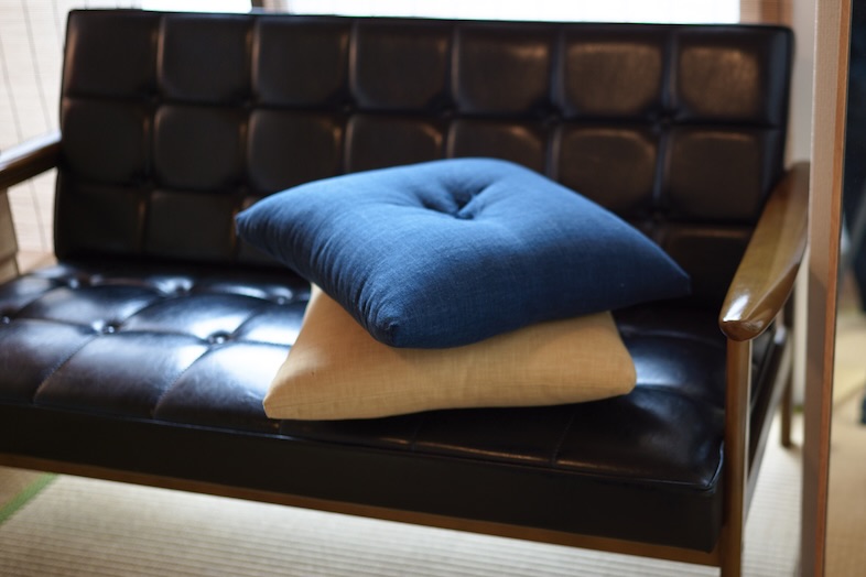 スタジオおざぶ｜質感が際立つレザーソファ