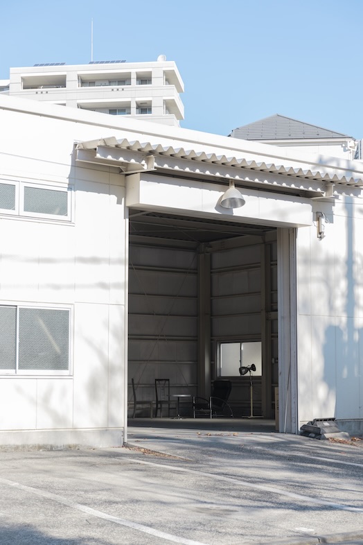 fluct｜【外観】出入り口は高さ4mの大きな2面シャッターなので搬入出も楽